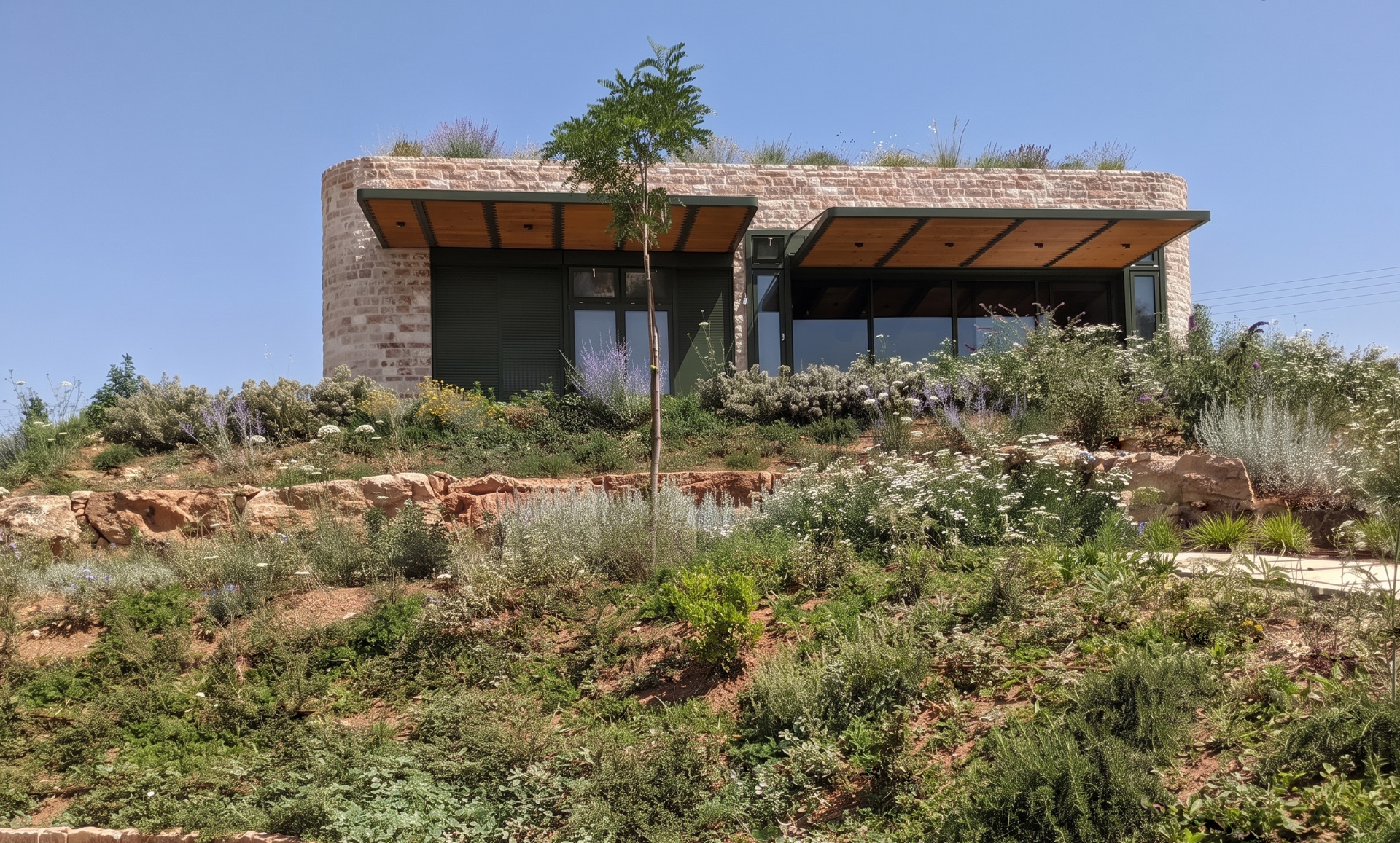 Νότια όψη κατοικίας Β με μεγάλα υαλοστάσια και τοίχους μάζας